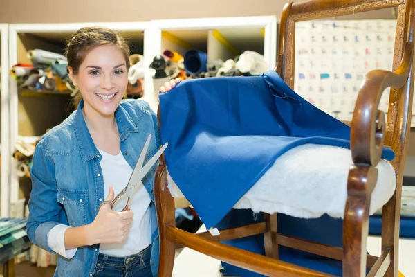 Polsterin Hält Schere Der Hand — Stockfoto