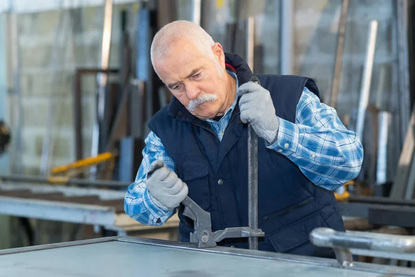 Homem Sênior Que Trabalha Manufactory — Fotografia de Stock