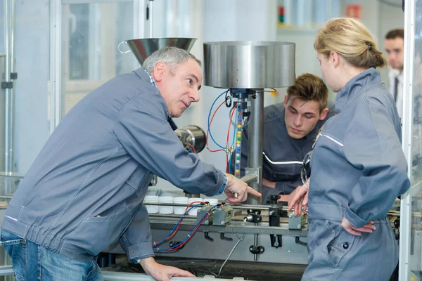 Porträt Einer Gruppe Von Maschinenlehrlingen — Stockfoto