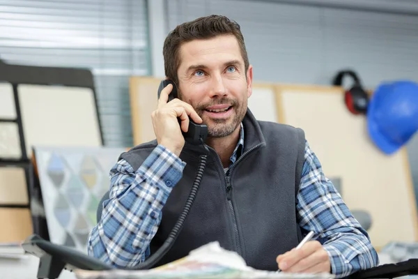 Hombre Sonriente Usando Teléfono Móvil Oficina — Foto de Stock
