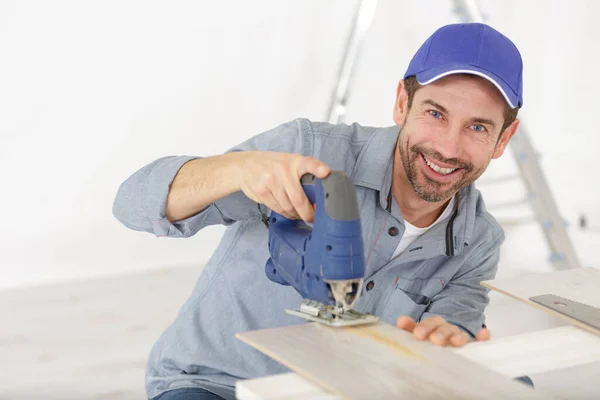 Hombre Feliz Con Sierra Traste Cortar Tablón Madera Taller — Foto de Stock