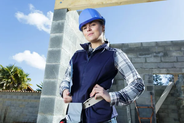 Lächelnde Bauarbeiterin — Stockfoto