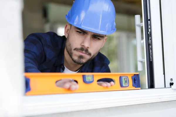 Bauarbeiter Benutzt Blasenhöhe Beim Einbau Von Fenstern Haus — Stockfoto