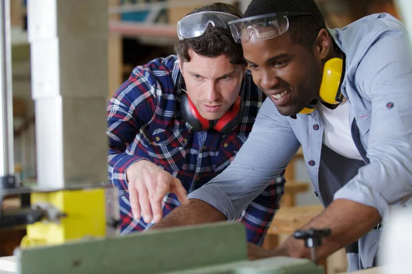 Travailleurs Production Coupant Bois Dans Une Usine — Photo