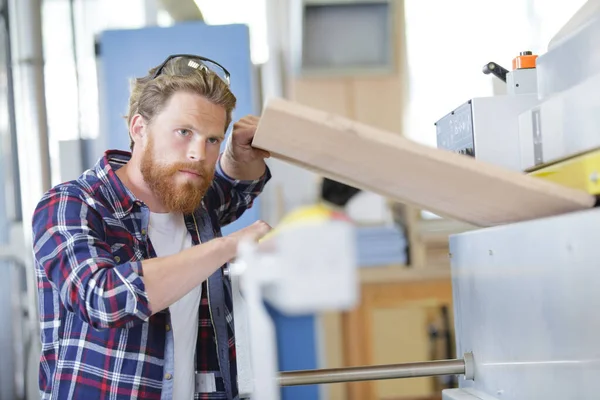 Timmerman Werkt Houtbewerking Werkplaats — Stockfoto