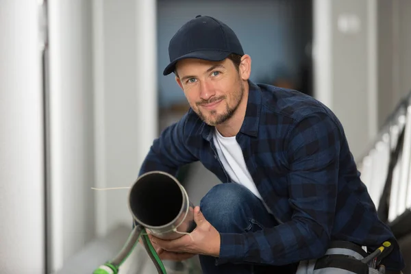 Schöner Professioneller Klempner Der Rohre Repariert — Stockfoto