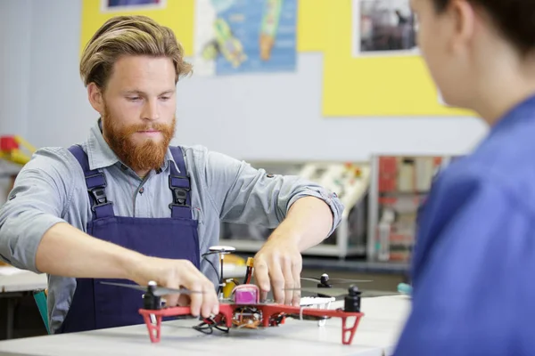 Man Fixing Crashed Drone — ストック写真