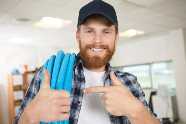 Glad Ung Rörmokare Visar Tummen Upp — Stockfoto