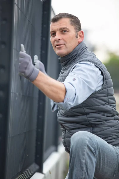 Arbeiter Installiert Geschweißten Metallgitterzaun — Stockfoto