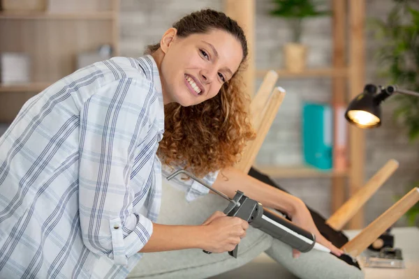 Donna Che Utilizza Pistola Sigillante Riparare Una Sedia — Foto Stock