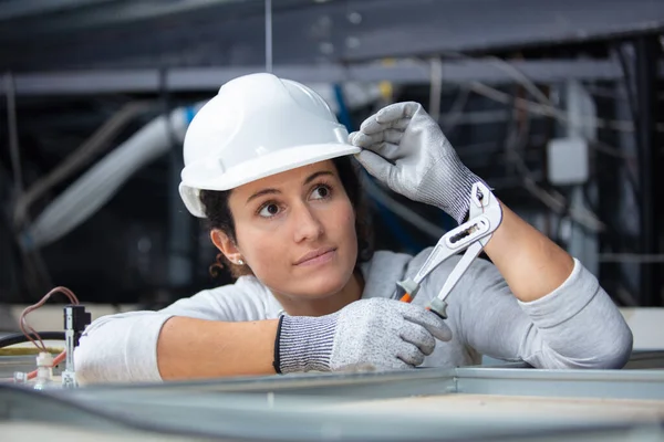 Construtor Sexo Feminino Trabalhando Teto Construção — Fotografia de Stock