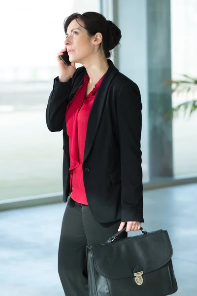 Mujer Negocios Hablando Por Teléfono Mientras Camina — Foto de Stock