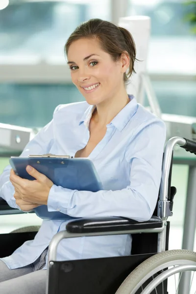 Šťastný Kancelářský Pracovník Invalidním Vozíku — Stock fotografie