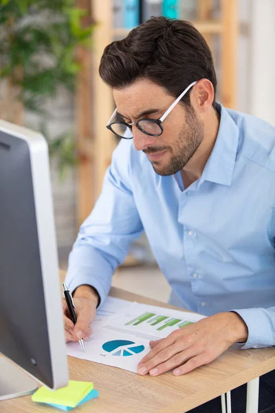 Hombre Negocios Con Anteojos Escritorio Computadora Trabajando Gráficos —  Fotos de Stock