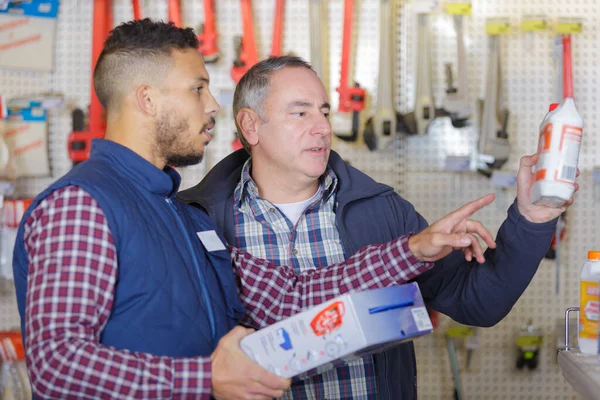 Bricoleurs Sélectionnant Produit Dans Une Quincaillerie — Photo