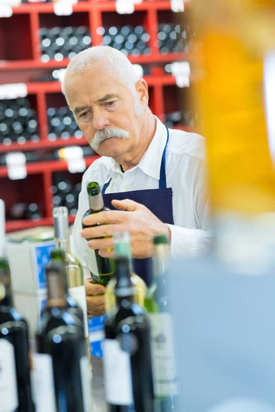Senior Vinmakare Som Arbetar Vinbutik — Stockfoto