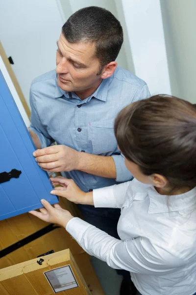 Positive Young Customers Choosing Kitchen Facade Store — Stock Photo, Image