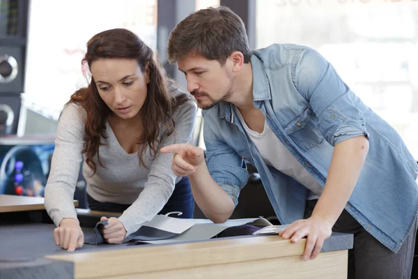 Pareja Amorosa Satisfecho Con Compra — Foto de Stock