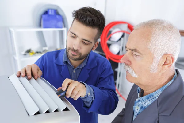 Erwachsener Elektriker Ingenieur Arbeitet Mit Lehrling — Stockfoto