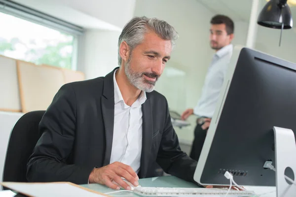 Selbstbewusster Glücklicher Geschäftsmann Nutzt Computer Seinem Büro — Stockfoto