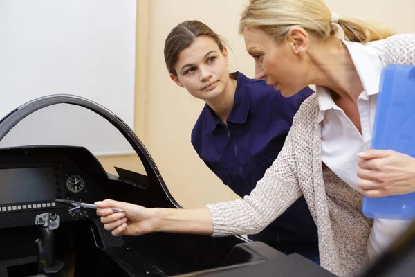 Mujer Gerente Aprendiz Trabajando Motor —  Fotos de Stock