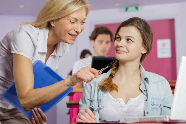 Studentin Und Lehrerin Zeigen Auf Etwas — Stockfoto