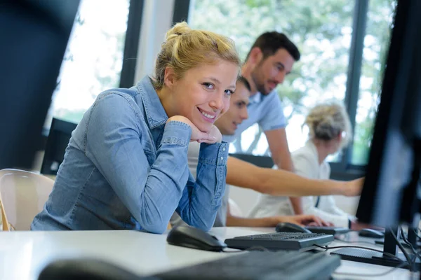 Étudiante Dans Salle Informatique Souriant Caméra — Photo