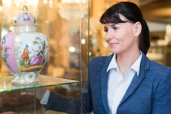 Woman Looking Vase Her Collection Antiques — ストック写真