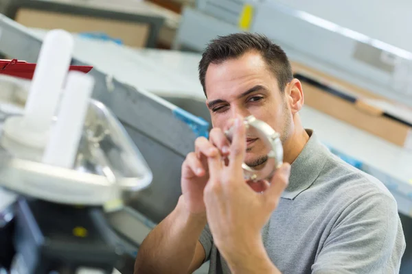 Lavoratore Professionista Lavoro Nel Negozio Pvc — Foto Stock