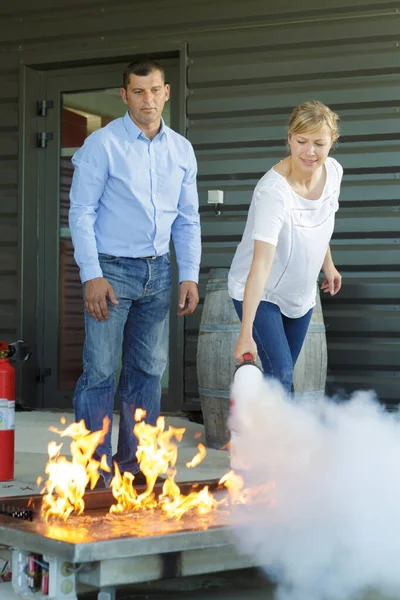 Mujer Hombre Usando Extintor Incendios —  Fotos de Stock