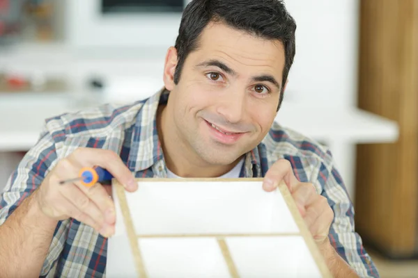 Hombre Reparando Muebles Casa — Foto de Stock