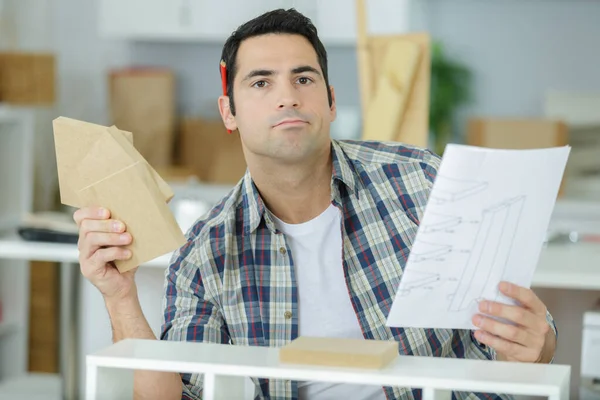 Hombre Está Seguro Sobre Montaje Muebles —  Fotos de Stock