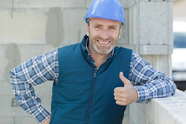 Construction Worker Showing Thumbs — ストック写真