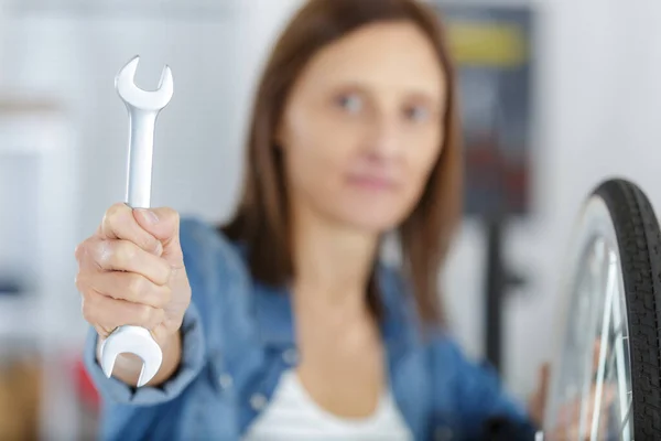 Woman Holds Wrench — Stock Photo, Image