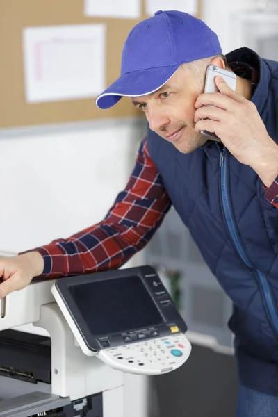 Man Aan Telefoon Inspecteert Drukmachine — Stockfoto