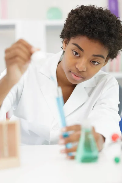 Kobieta Naukowiec Chemik Pracuje Laboratorium — Zdjęcie stockowe