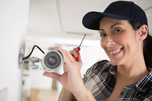 Vrouwelijke Technicus Installeren Cctv Met Schroevendraaier — Stockfoto