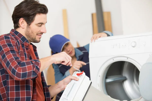 Adam Çamaşır Makinesinin Kapağını Beceriyor — Stok fotoğraf