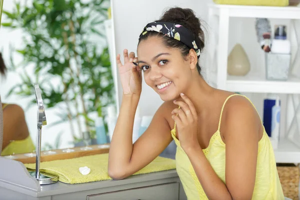 Bella Ragazza Facendo Suo Make — Foto Stock