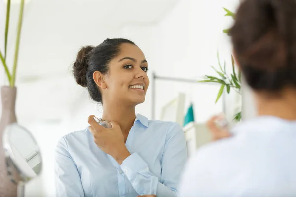 Ung Kvinna Sprutar Parfym — Stockfoto