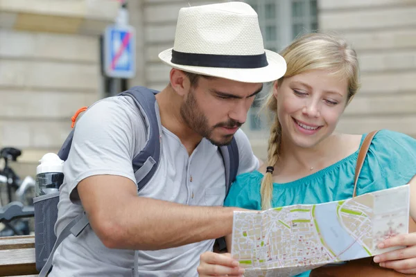 Casal Olhando Para Mapa — Fotografia de Stock