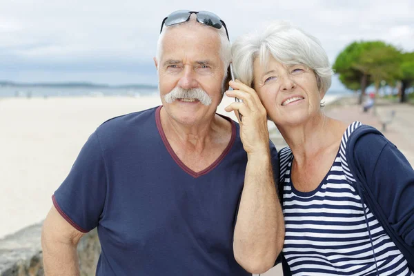 Ευτυχισμένο Ζευγάρι Ηλικιωμένων Που Χρησιμοποιούν Smartphone — Φωτογραφία Αρχείου