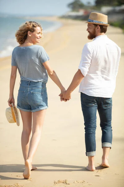 Jovem Casal Feliz Andando Praia Sorrindo Mãos Dadas — Fotografia de Stock