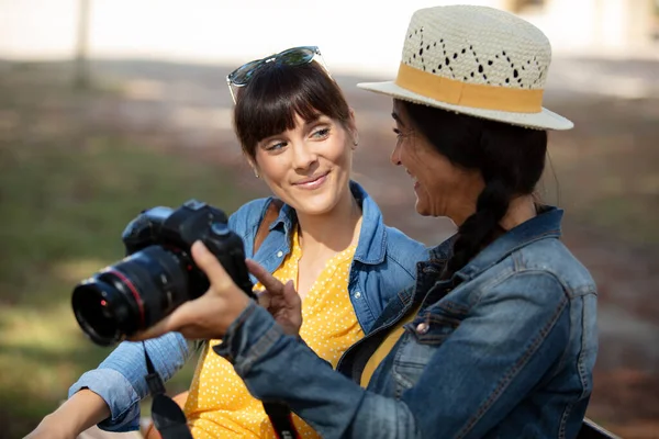 Junge Glückliche Touristen Sightseeing Der Stadt — Stockfoto