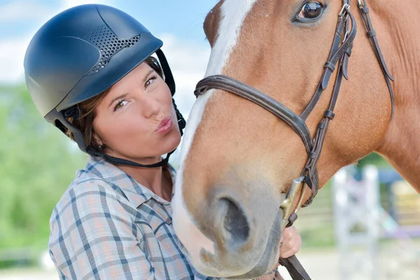 Uśmiechnięty Jeździec Całujący Konia — Zdjęcie stockowe