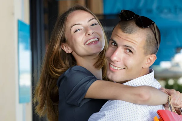 Retrato Pareja Joven Abrazando Mujer Sosteniendo Bolsas Compras —  Fotos de Stock