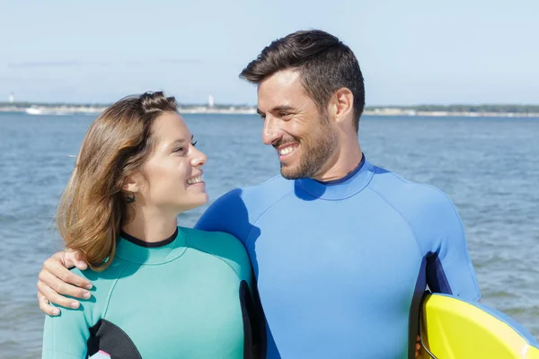 Surfer Freunde Haben Spaß Meer — Stockfoto