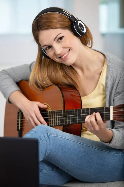 Retrato Uma Menina Com Uma Guitarra — Fotografia de Stock