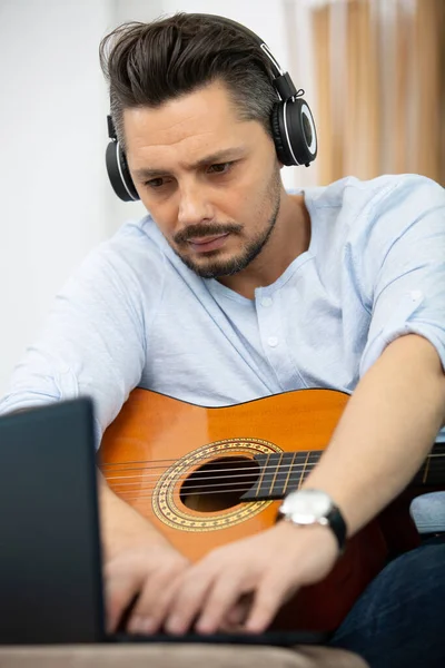 Jovem Concentrando Enquanto Aprende Tocar Guitarra — Fotografia de Stock