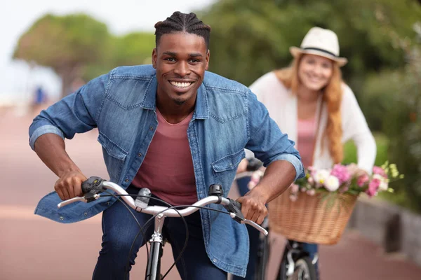 Parkta Bisiklet Süren Mutlu Çift — Stok fotoğraf